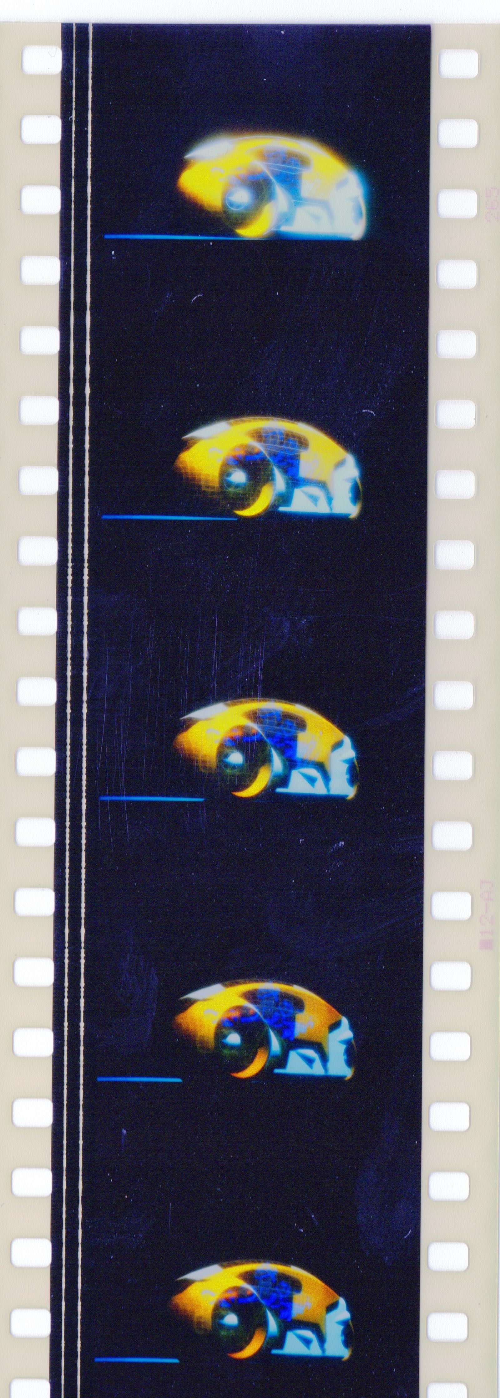 Fotogramas em película 35mm do filme culto TRON