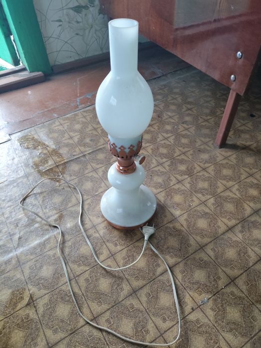 Продам настільну лампу