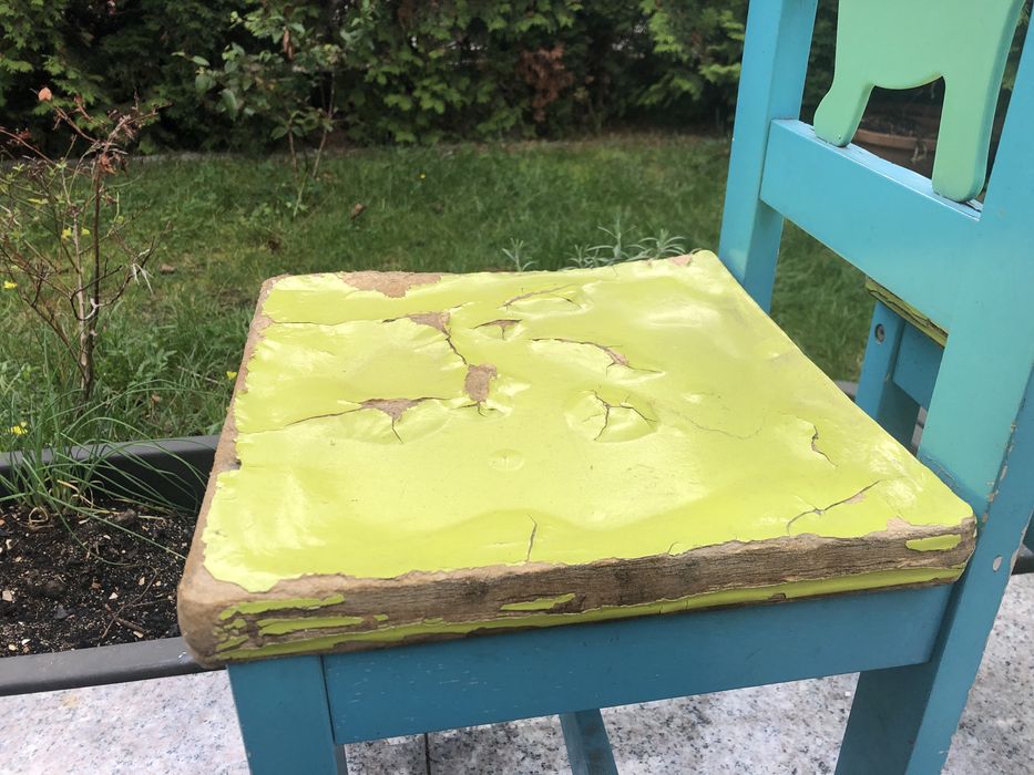 Dwa krzeselka dla dzieci