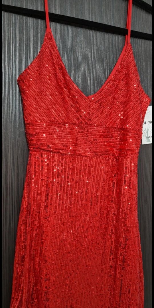 Czerwona sukienka cekiny asymetryczna typ Lou Aries