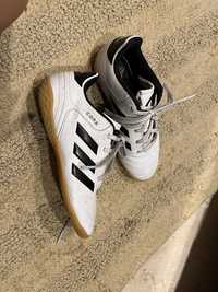 Chuteiras adidas brancas e pretas