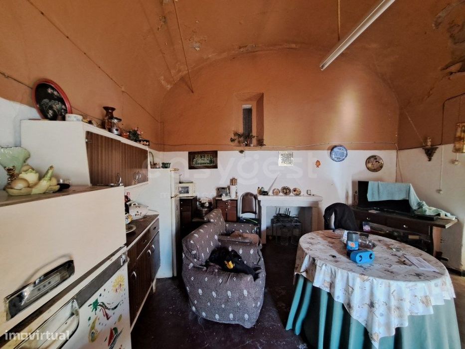 Moradia com traços antigos, com dois Logradouros localizado na Vidi...