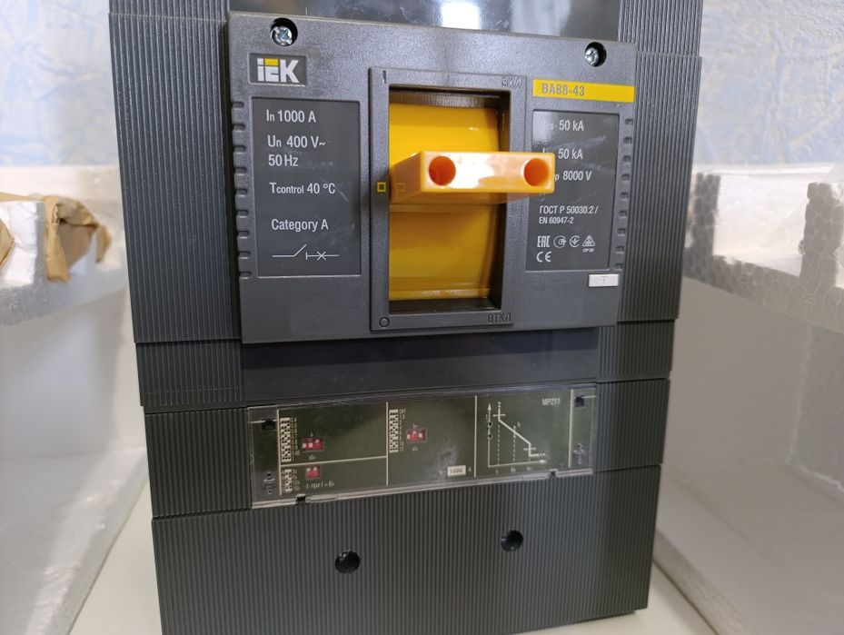 Автоматический выключатель IEK ВА88-43 3Р 1000А 50кА рубильник