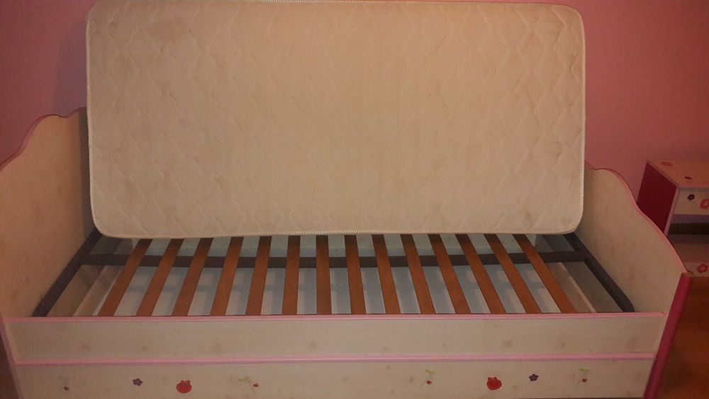 Quarto de menina, secretária e estante