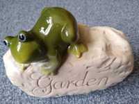 Figurka żaby na kamieniu