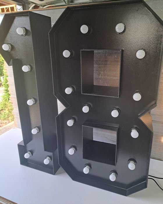 Cyfra 18 osiemnastka czarna biała podświetlana