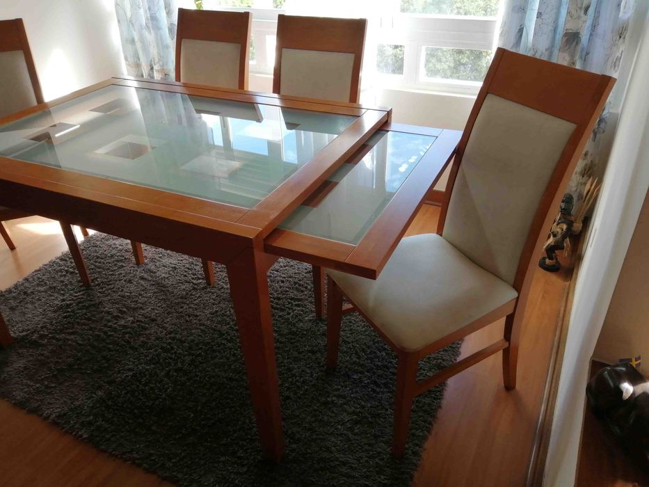 Mesa de jantar extensível com quatro cadeiras