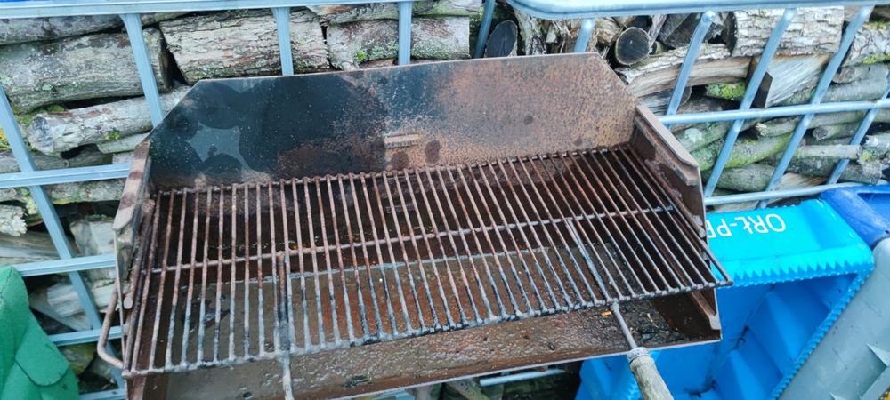 Grill ogrodowy duży na stojaku z grubej blachy z rególowanym rusztem