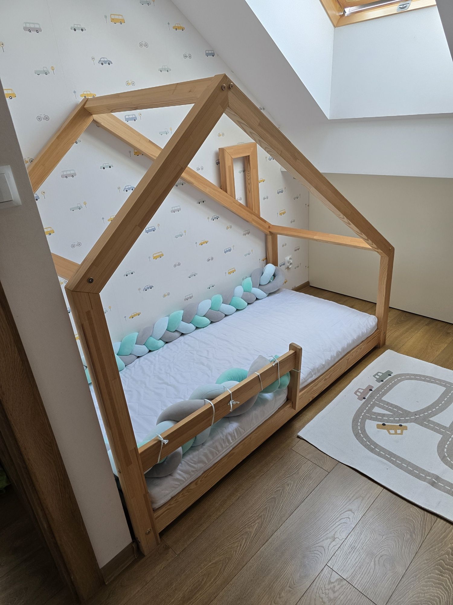 Łóżko domek krzywy daszek ALBI barierka, materac 160x90