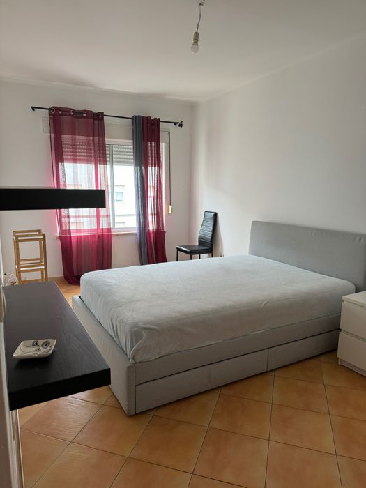 Alugo quarto em carnaxide