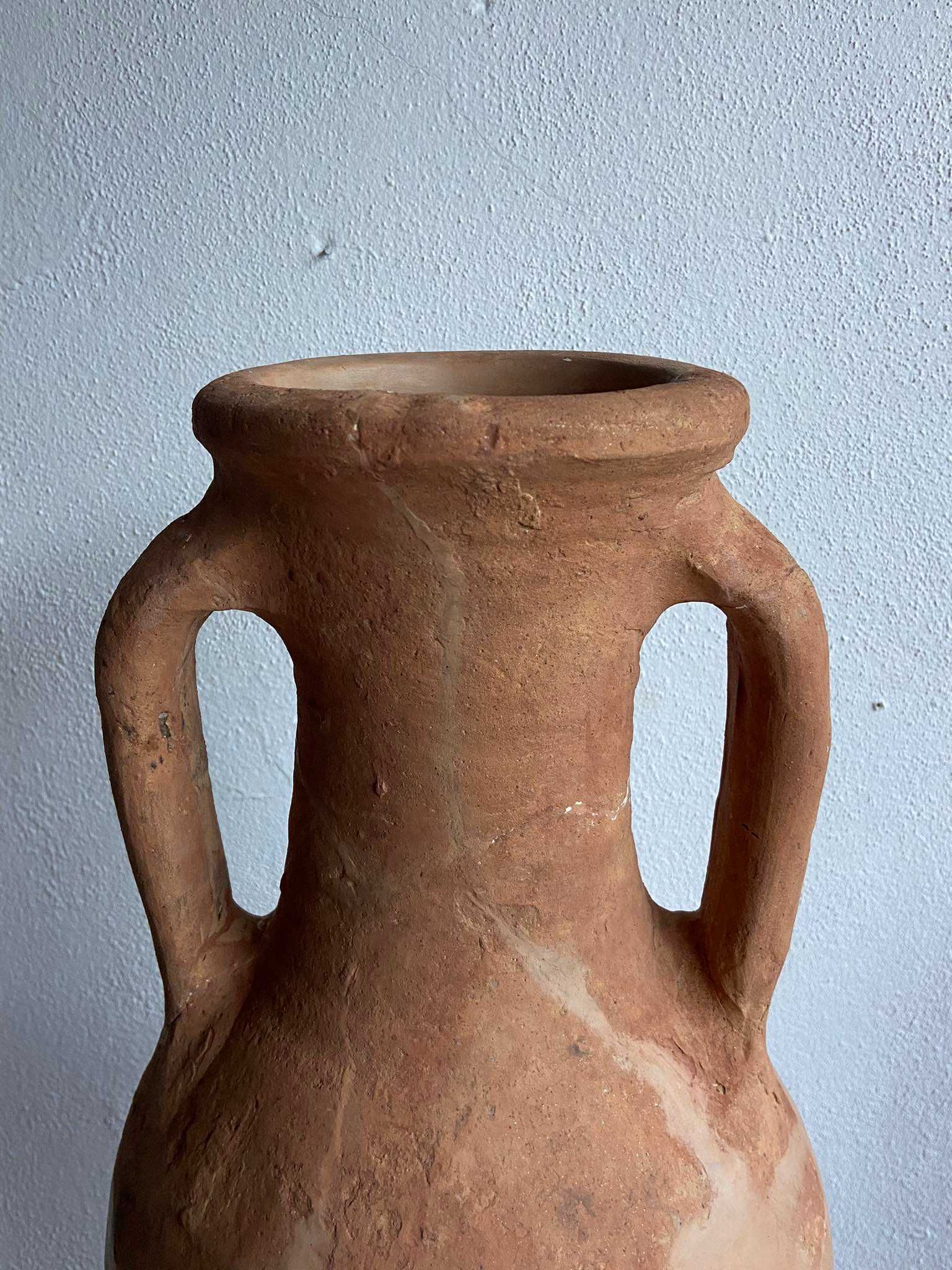 Antiga anfora de terracota fragmentada e reconstituida