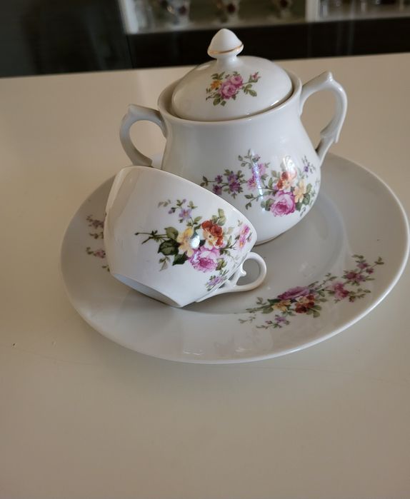 Loiças antigas prato,bule e chávena