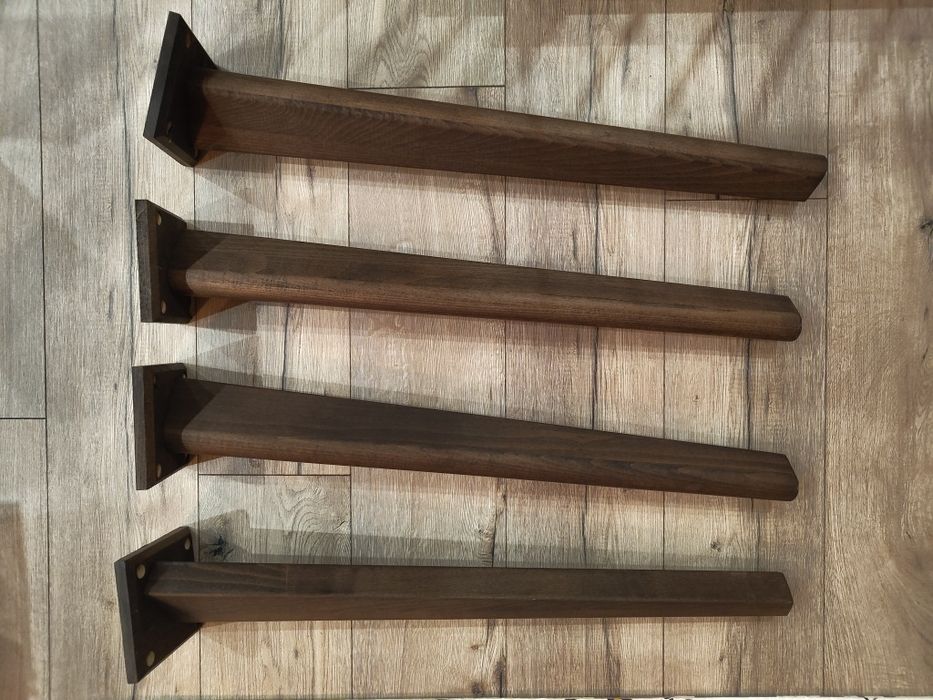 Drewniane nogi stołu (buk tabak, wykończenie olej tytoń)