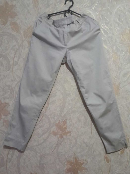 Чорні та білі брюки