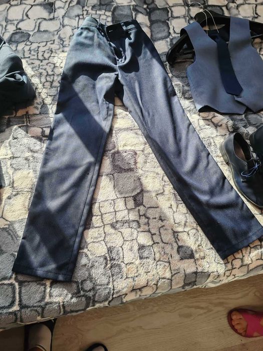 Do sprzedania garnitur dla chłopca na 152 cm + buty rozmiar 35.