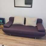 Używana sofa rozkładana z poduszkami