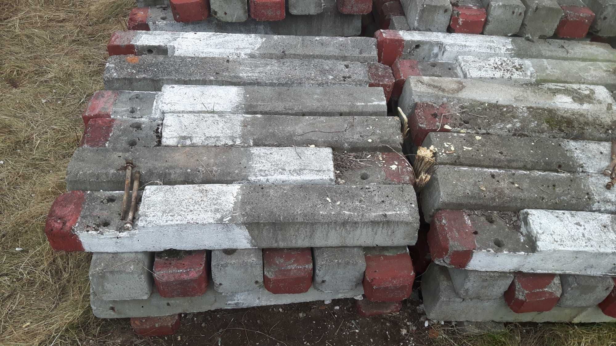 Słupki betonowe 144x20x20
