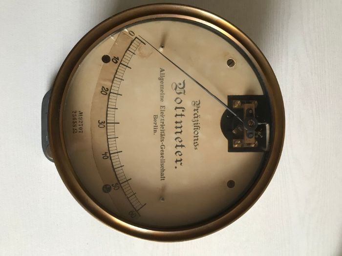 Antyk -woltomierz tramwajowy voltmeter AEG Berlin.