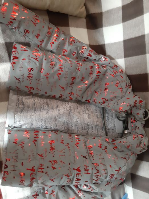 Зимняя куртка очень стильная одевали 1 раз.теплая не подошла по размер