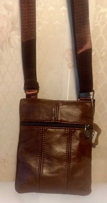 Сумка на плечо из натуральной кожи.