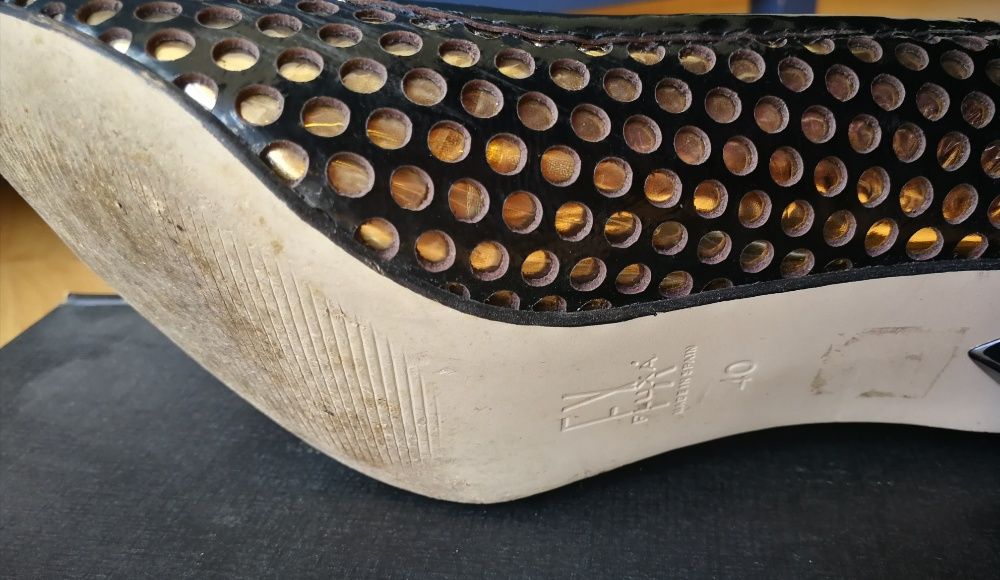 Sapatos pretos e dourados peep-toe da Fluxá tam 40