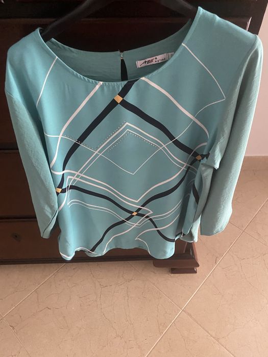 Blusa azul com riscas pretas e brancas