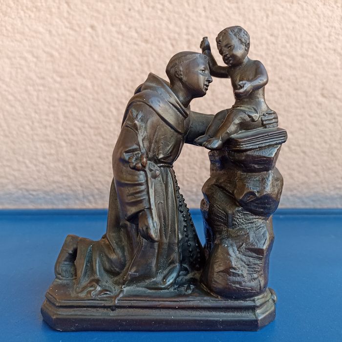 Estatueta em bronze Santo António e o Menino Jesus sentando num livro