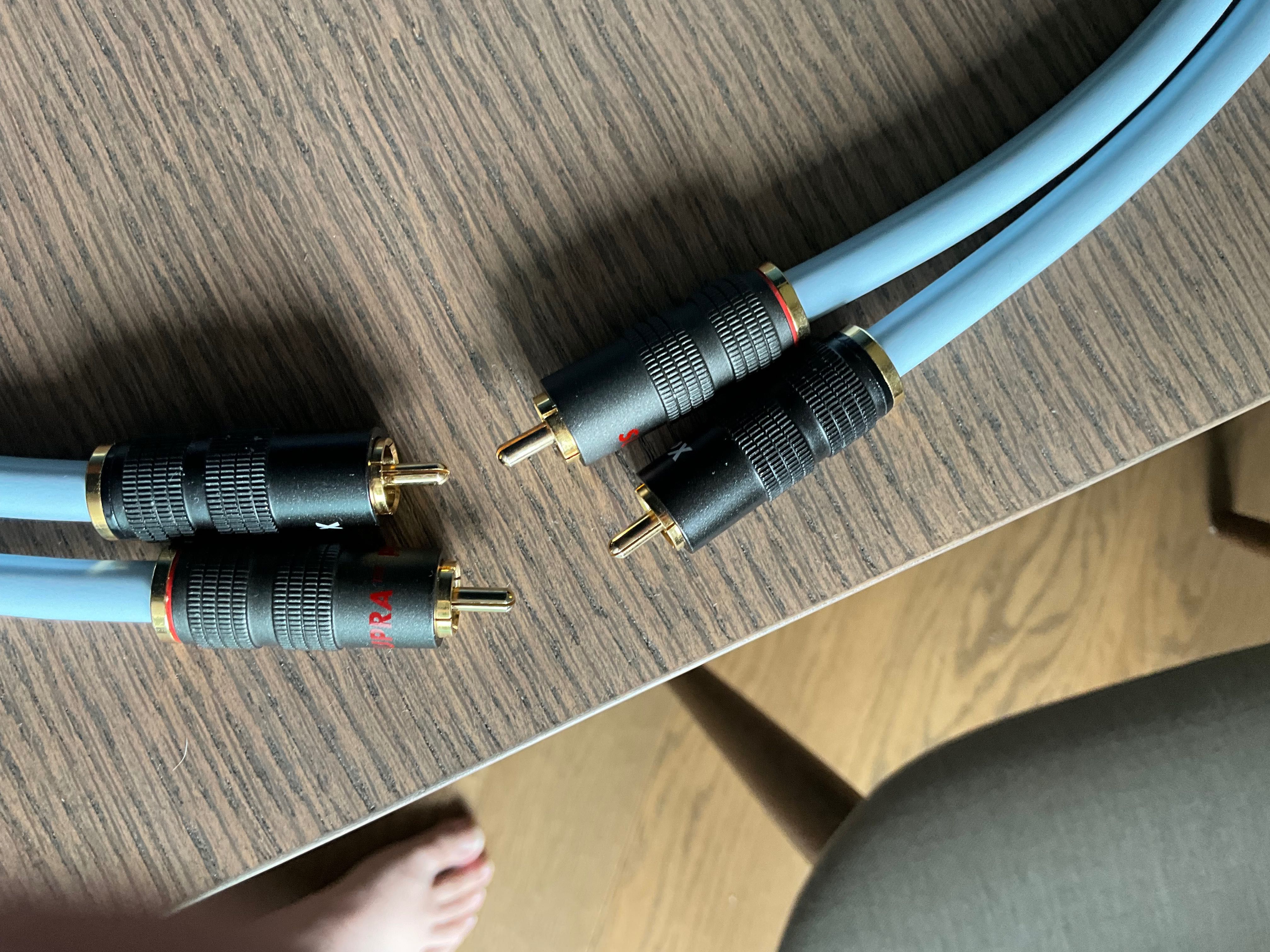 Supra EFF I . Interkonekt  RCA -RCA  1metr