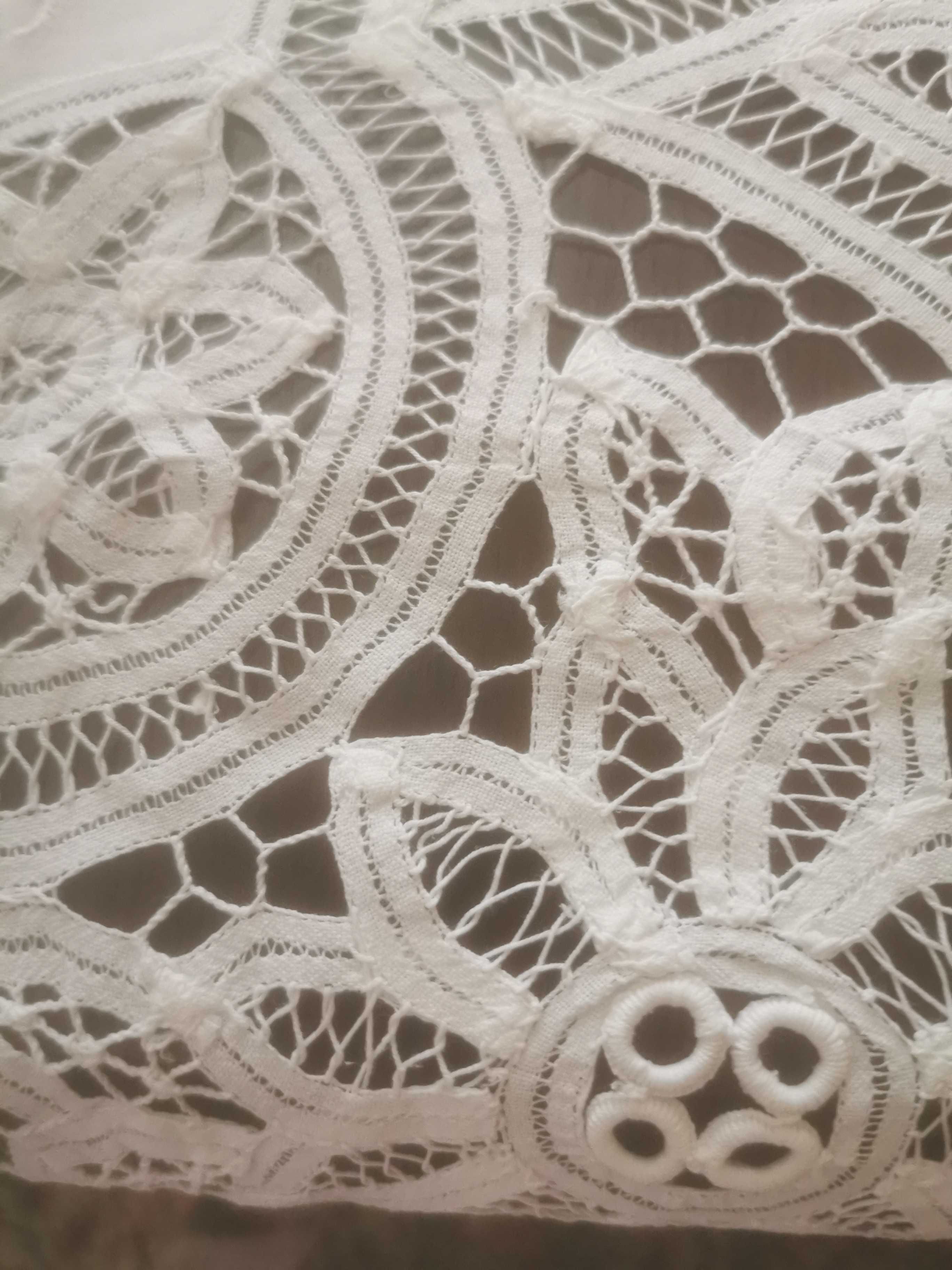 Toalha de mesa em linho com Bordados em renda de Bilros