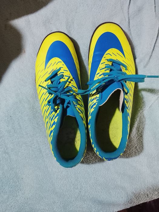 Vendo chuteiras em bom estado mensagem privada obrigado