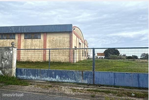 Moita, antiga carpintaria com 5530 m2 urbanos, 2 armazéns, ótima local