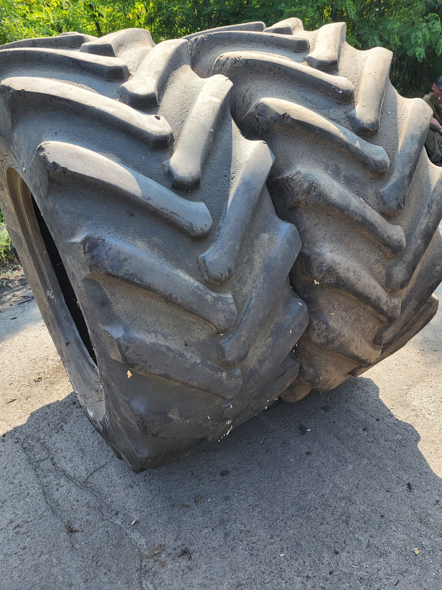 Продам шины б.у 600/70R30