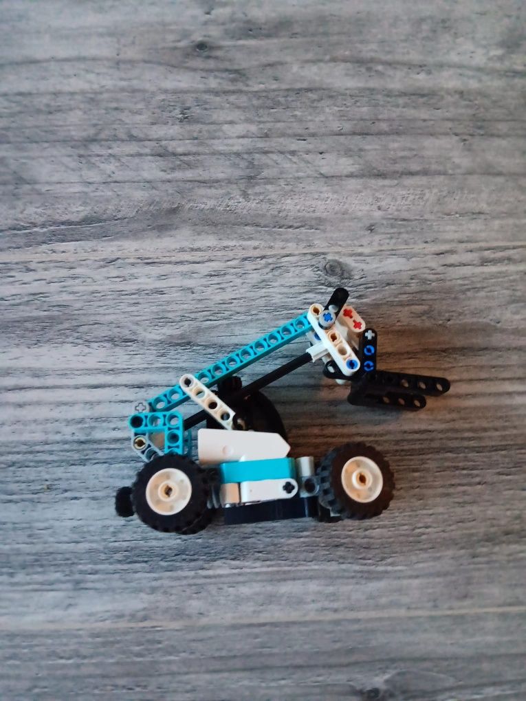 Wózek widłowy z klocków LEGO