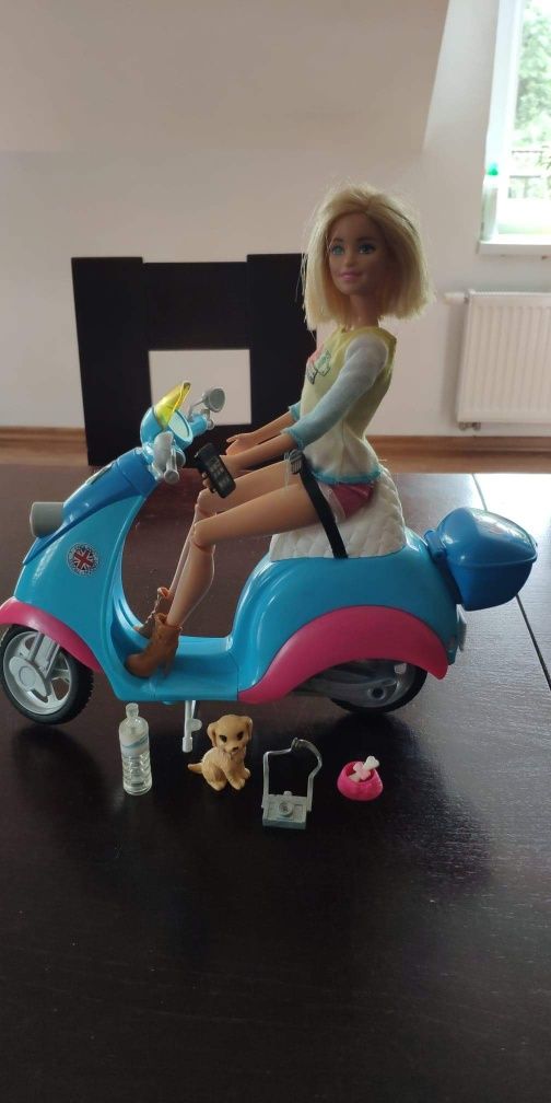 Barbie na skuterze z pieskiem