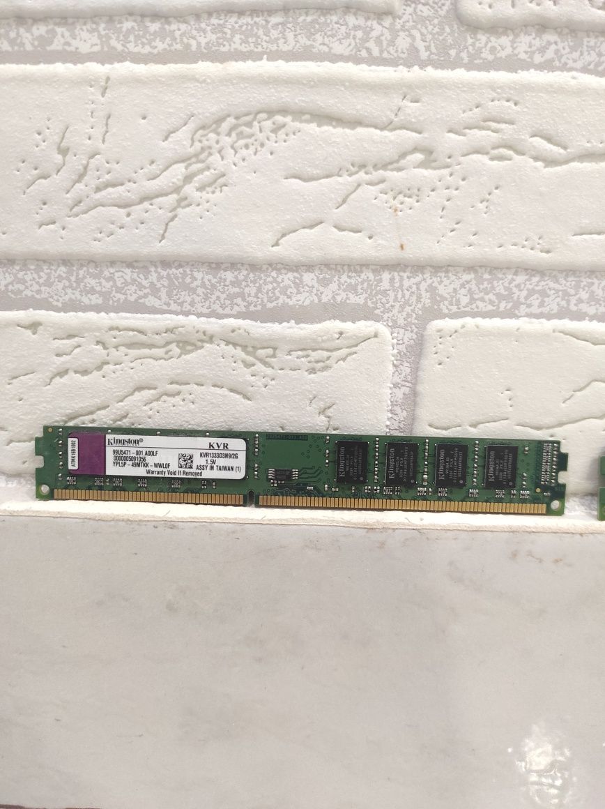 Дві оперативні памяті kingston 2gb ddr3 1066 mhz