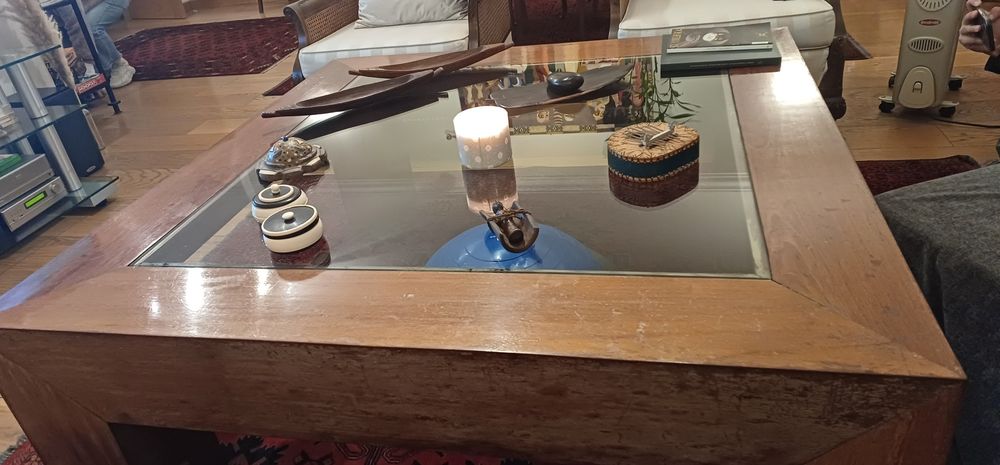 Mesa de madeira maciça e tampo em vidro