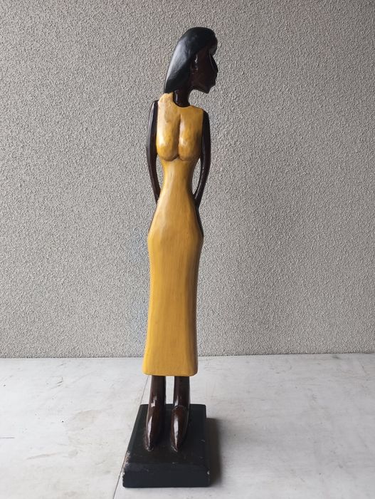 Drewniana figurka kobiety