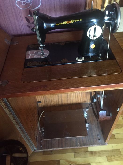 Продам швейну машинку