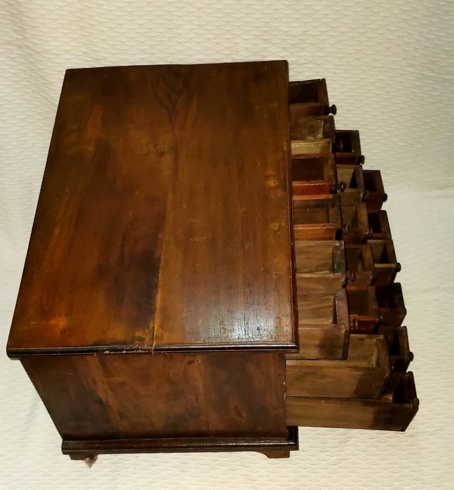 Móvel em Madeira Maciça Estilo Contador de 18 Gavetas