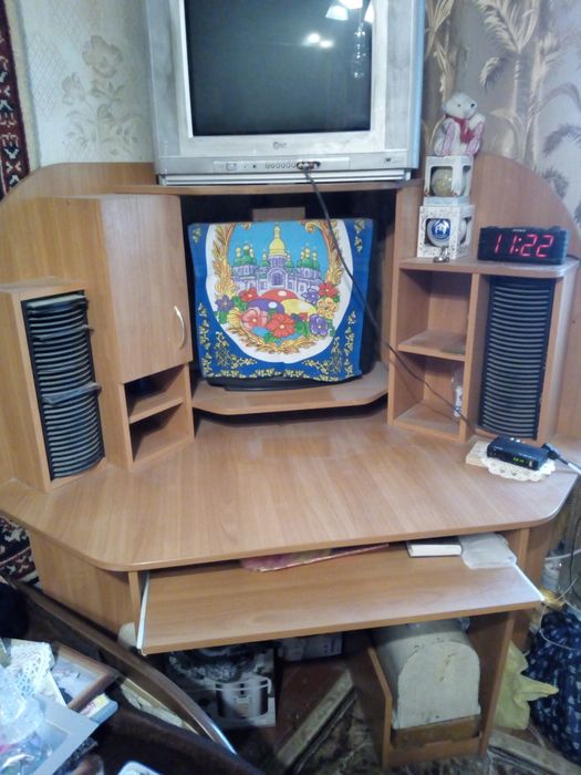 Комп'ютерний стіл