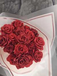 Bukiet burgundowe róże z satynowej wstążki dzień matko dzień mamy