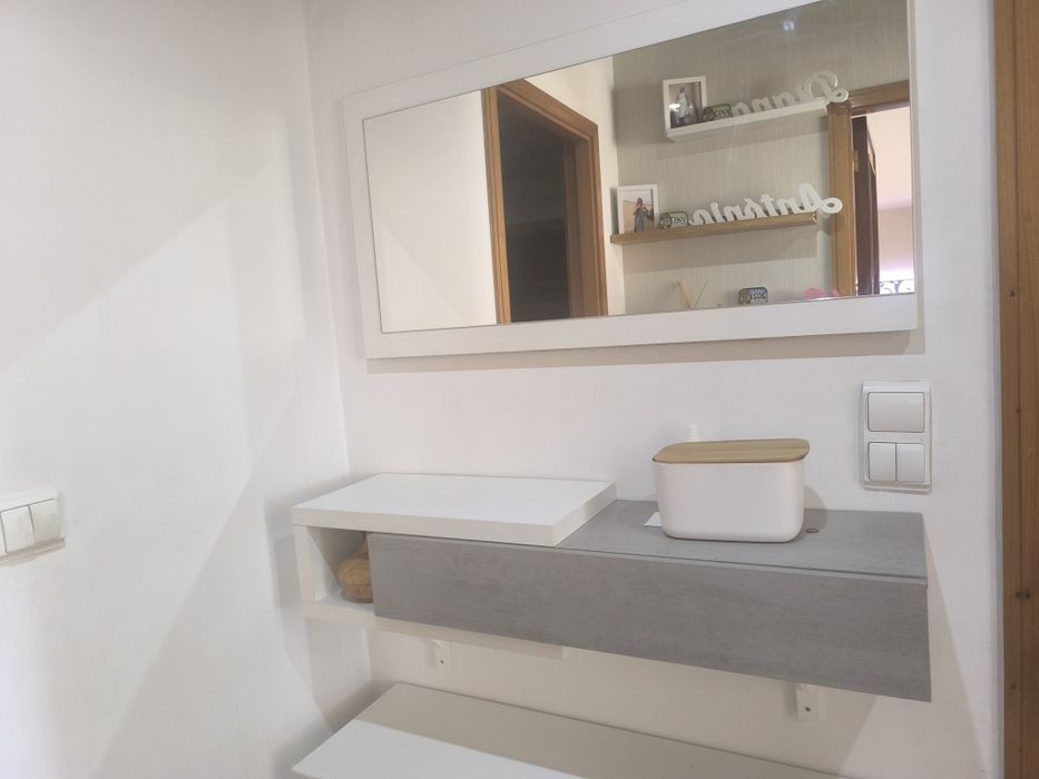 Móvel de entrada com espelho