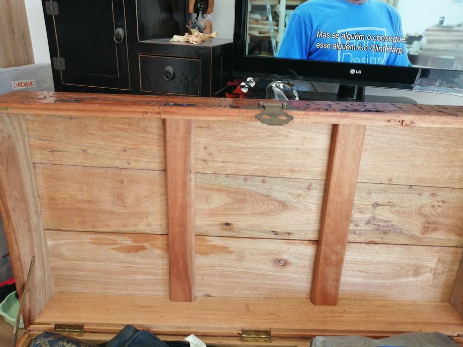 Baú em cânfora em bom estado.