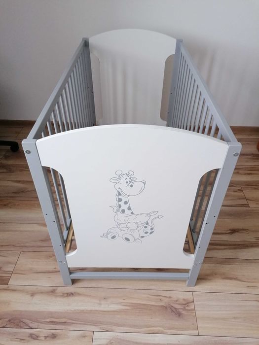Łóżeczko dziecięce szaro/białe z żyrafą + materac.