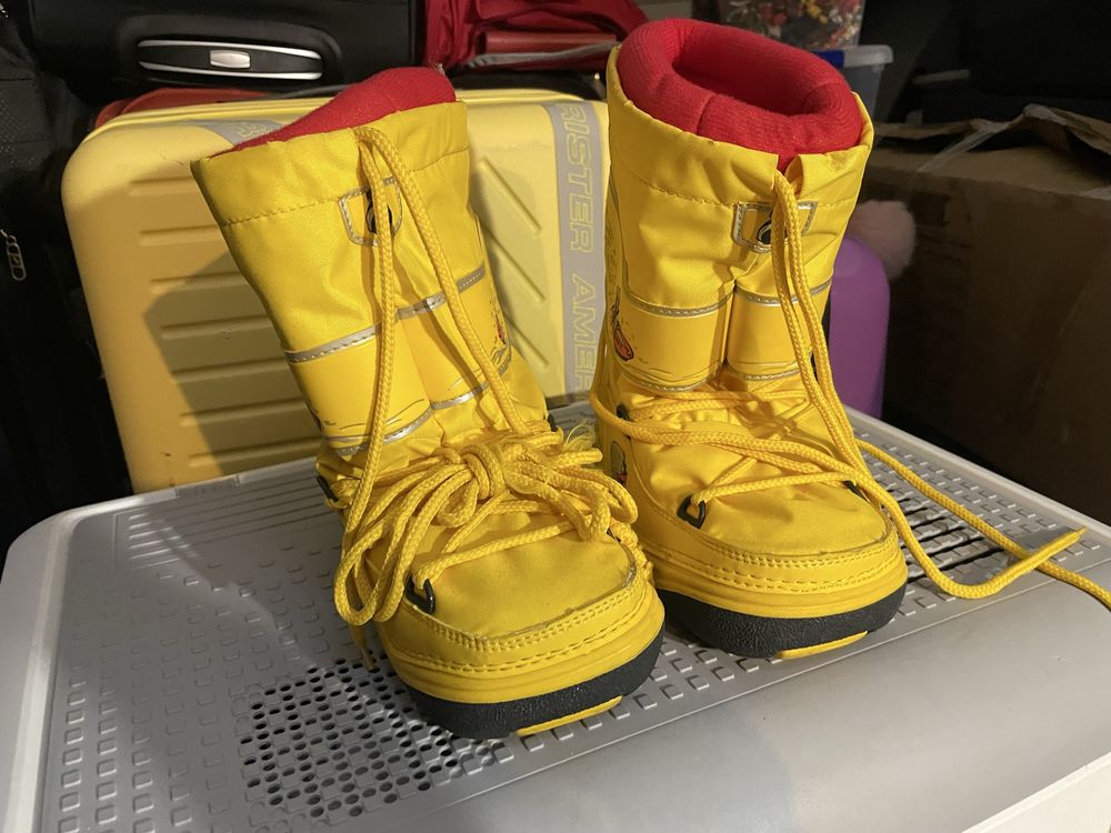 Vendo botas de neve de crianca