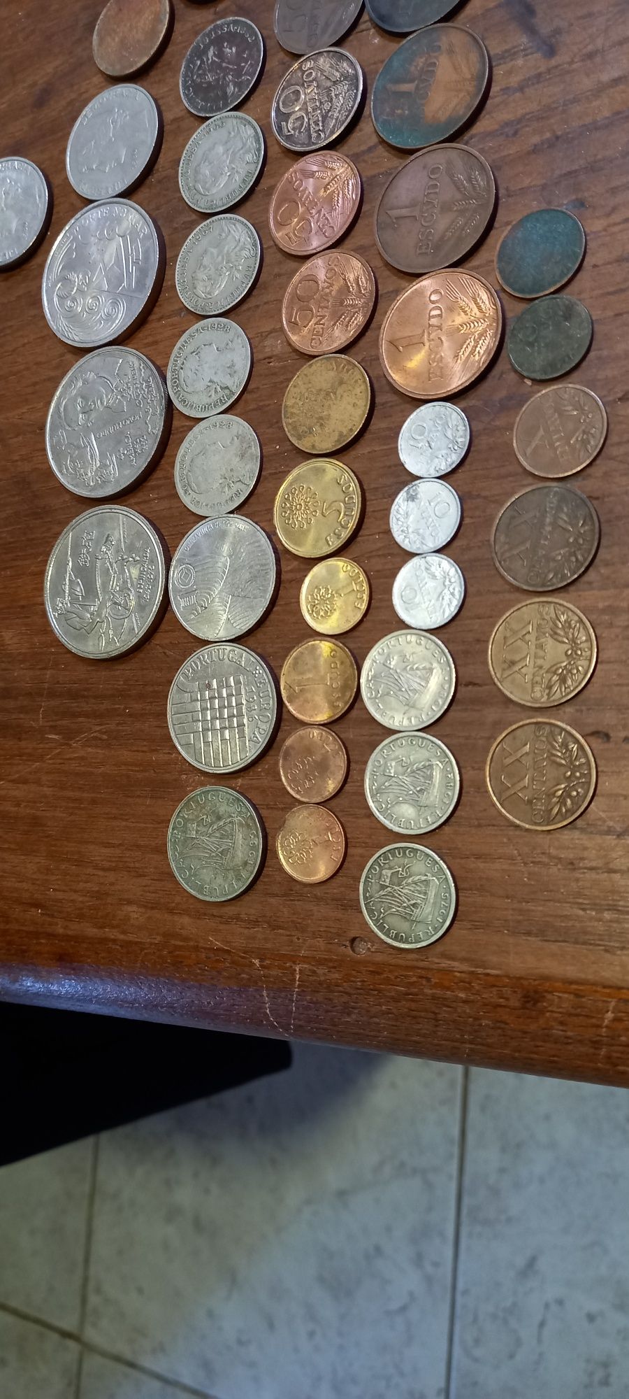 Vendo várias moedas portuguesas e outros paises