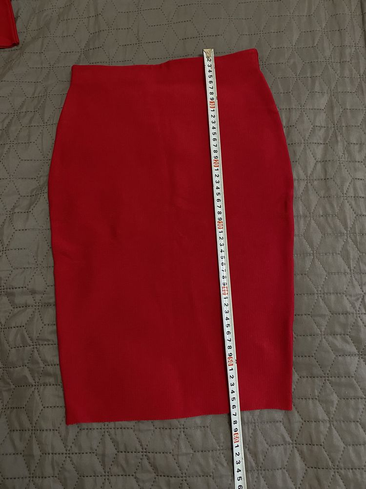 Шикарний костюм червоного кольору, сукня