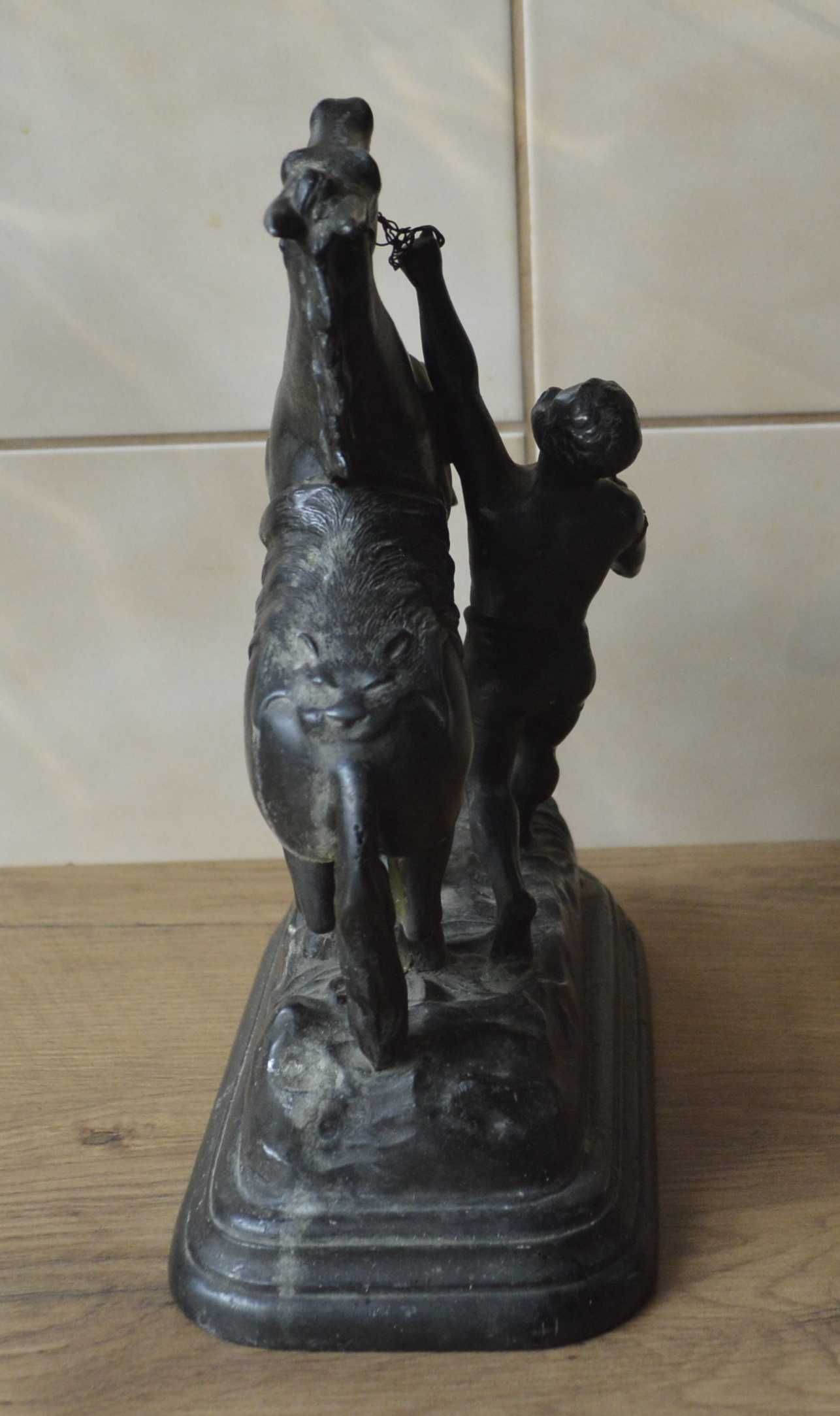 Figurka konia - obok jeździec- biegacz !