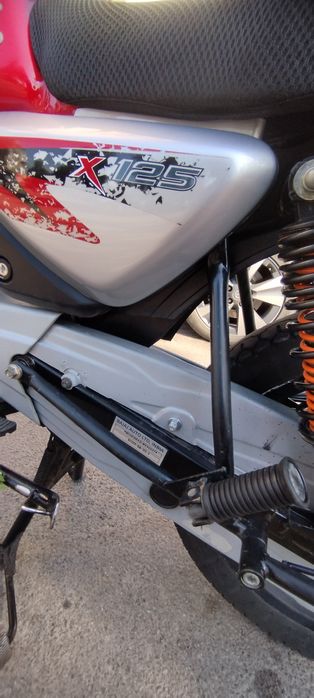 Bajaj boxer 125x 2021 рік мотоцикл, офіційний, на повному ходу.