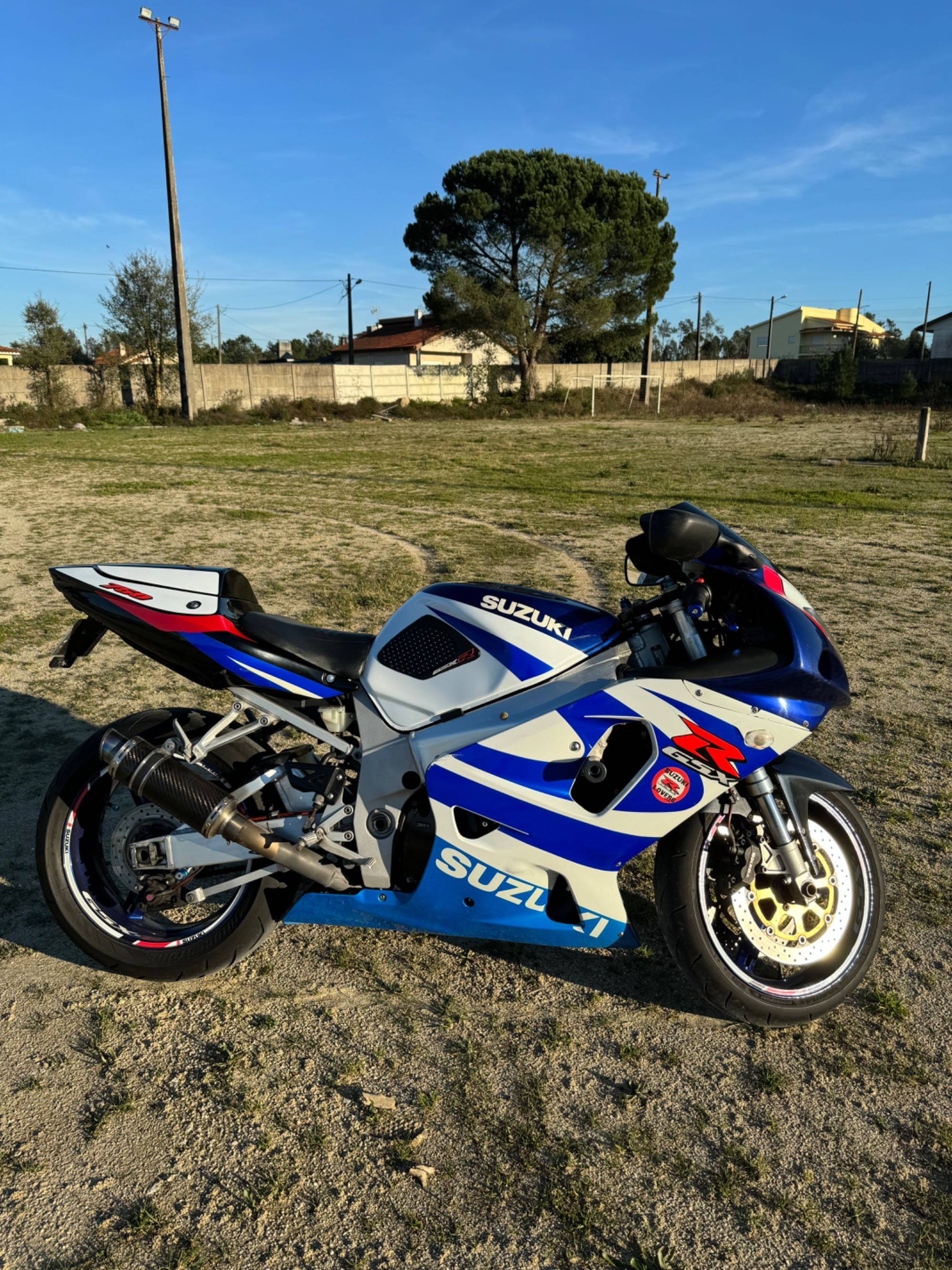 GSXR 750 k1 bem estimada